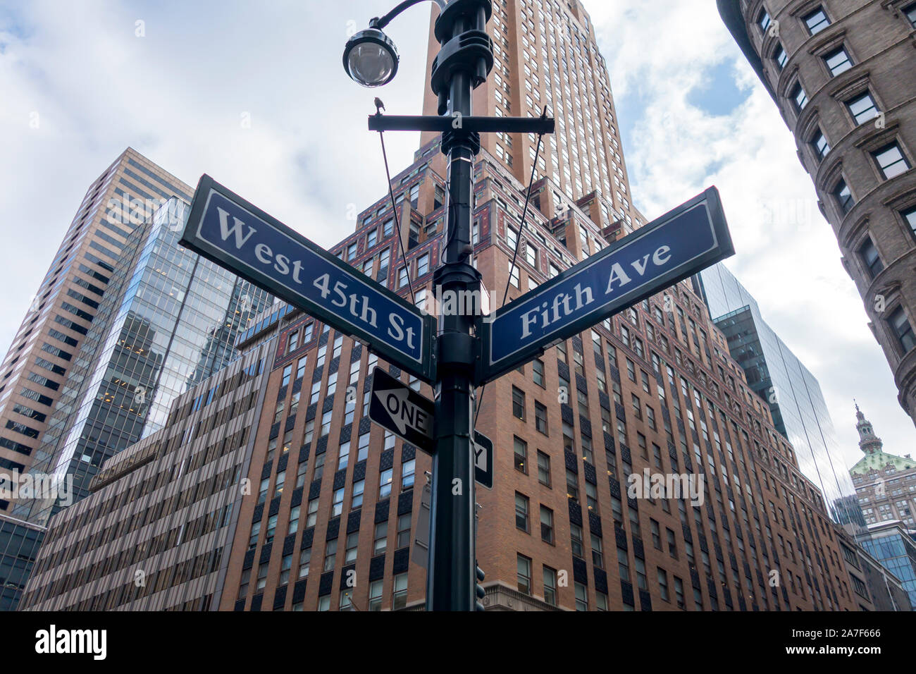 Zeichen der Fifth Avenue in New York, an einer Kreuzung mit einer Straße in Manhattan. Stockfoto