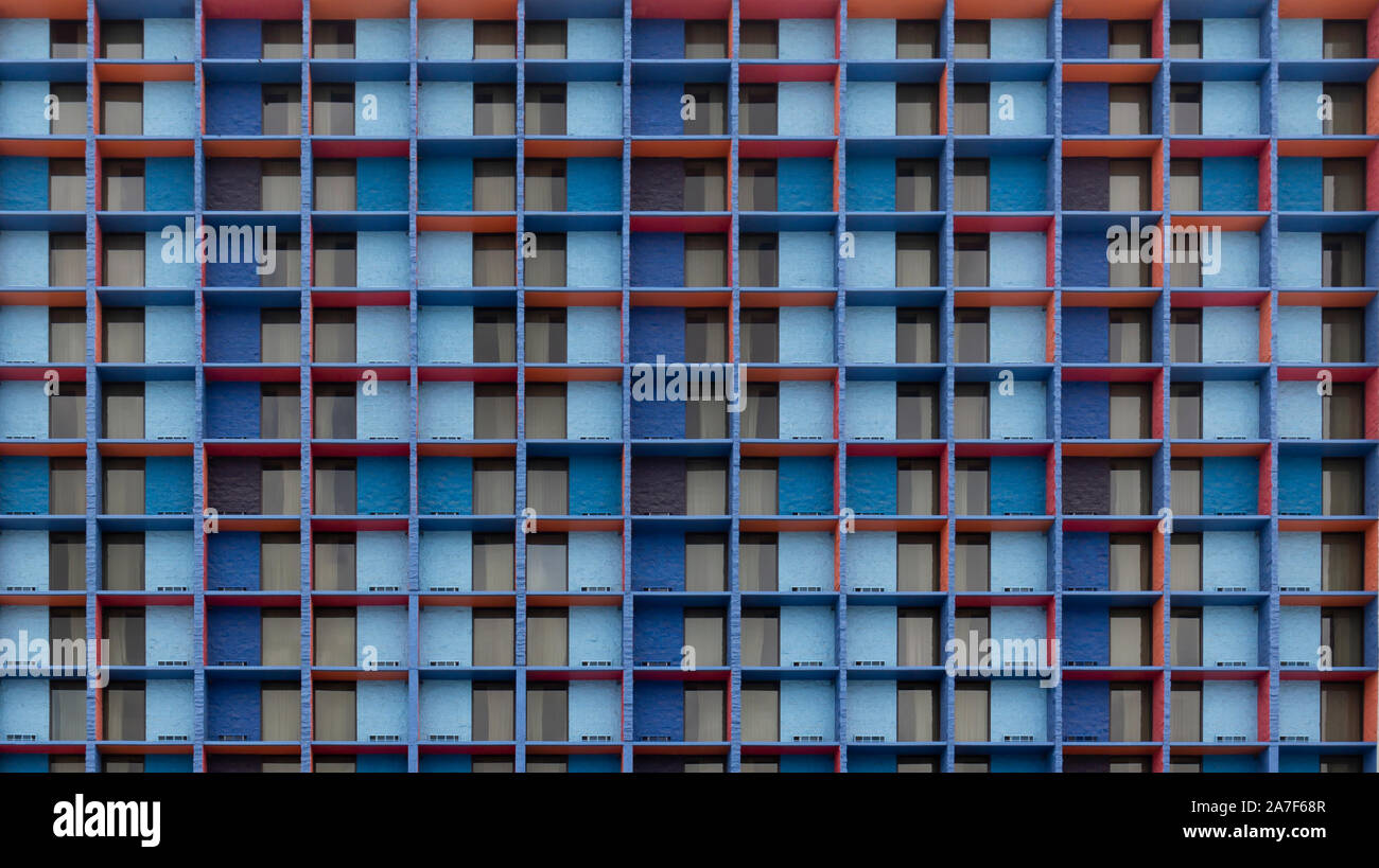 Viele Fenster und Balkone in einem grossen Gebäude Stockfoto