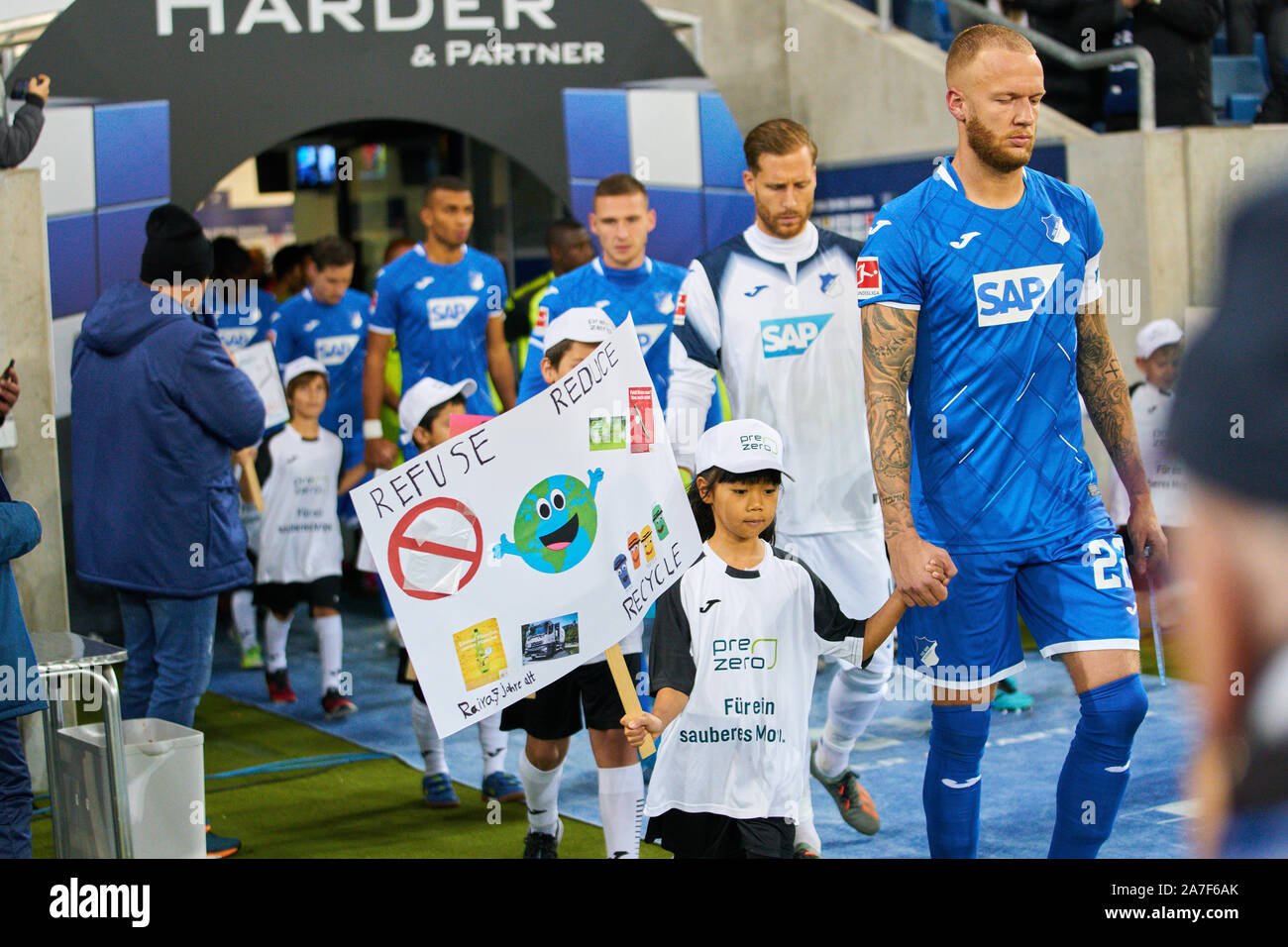 Fußball TSG 1899 Hoffenheim - FC Paderborn 07, Sinsheim November 01, 2019. Einlaufkinder mit Freitags für zukünftige Plakaten, Oliver BAUMANN, das 1:0 fiel Hoff 1 Kevin VOGT, Hoff 22 TSG 1899 Hoffenheim - FC PADERBORN 07 3-0 - DFL-Bestimmungen verbieten die Verwendung von Fotografien als BILDSEQUENZEN und/oder quasi-VIDEO - 1. Deutschen Fußball-Bundesliga, Sinsheim, November 01, 2019. Saison 2019/2020, Spieltag 10, © Peter Schatz/Alamy leben Nachrichten Stockfoto