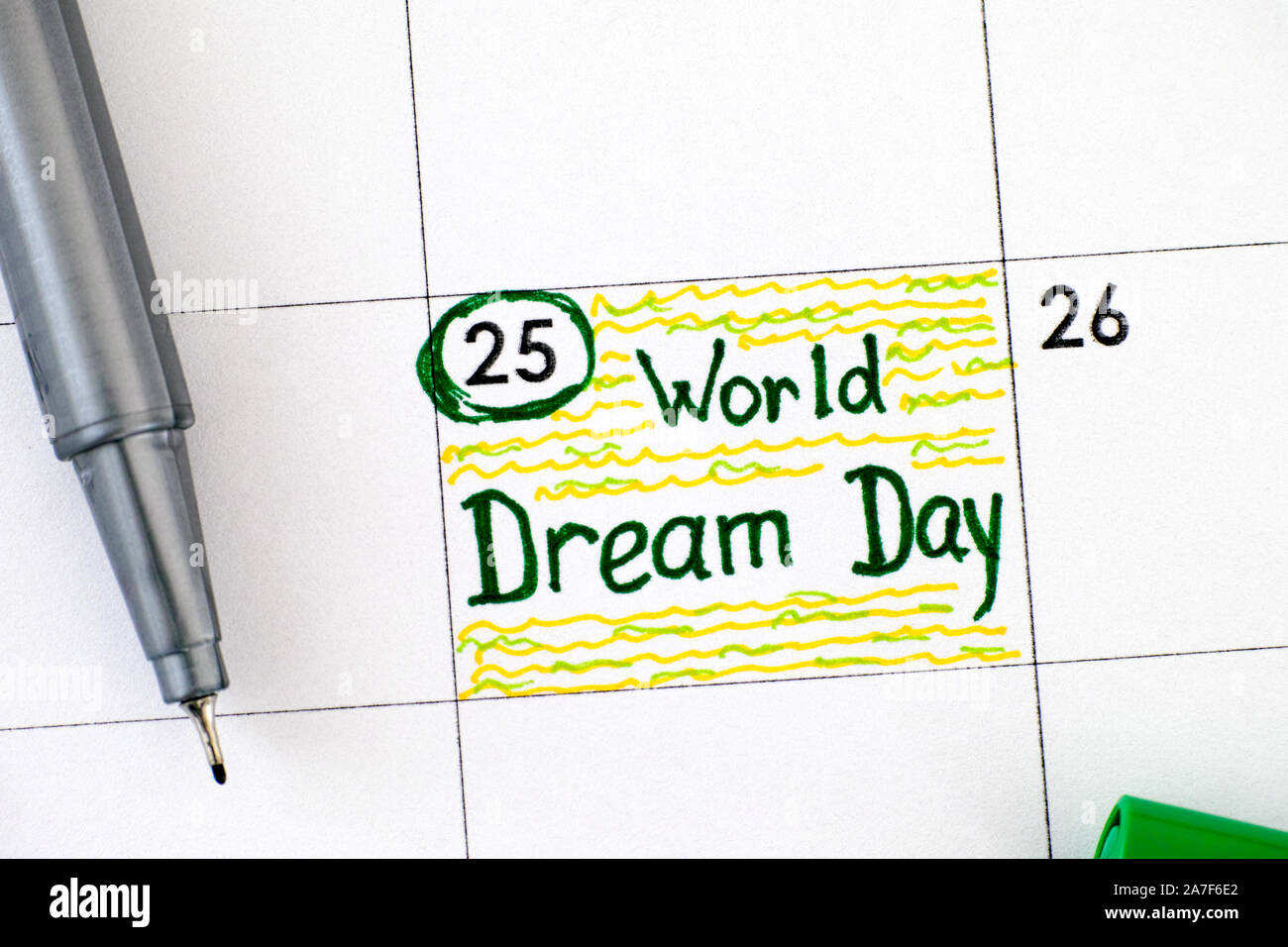 Erinnerung Welt Traum Tag im Kalender mit grünem Stift. Am 25. September. Stockfoto
