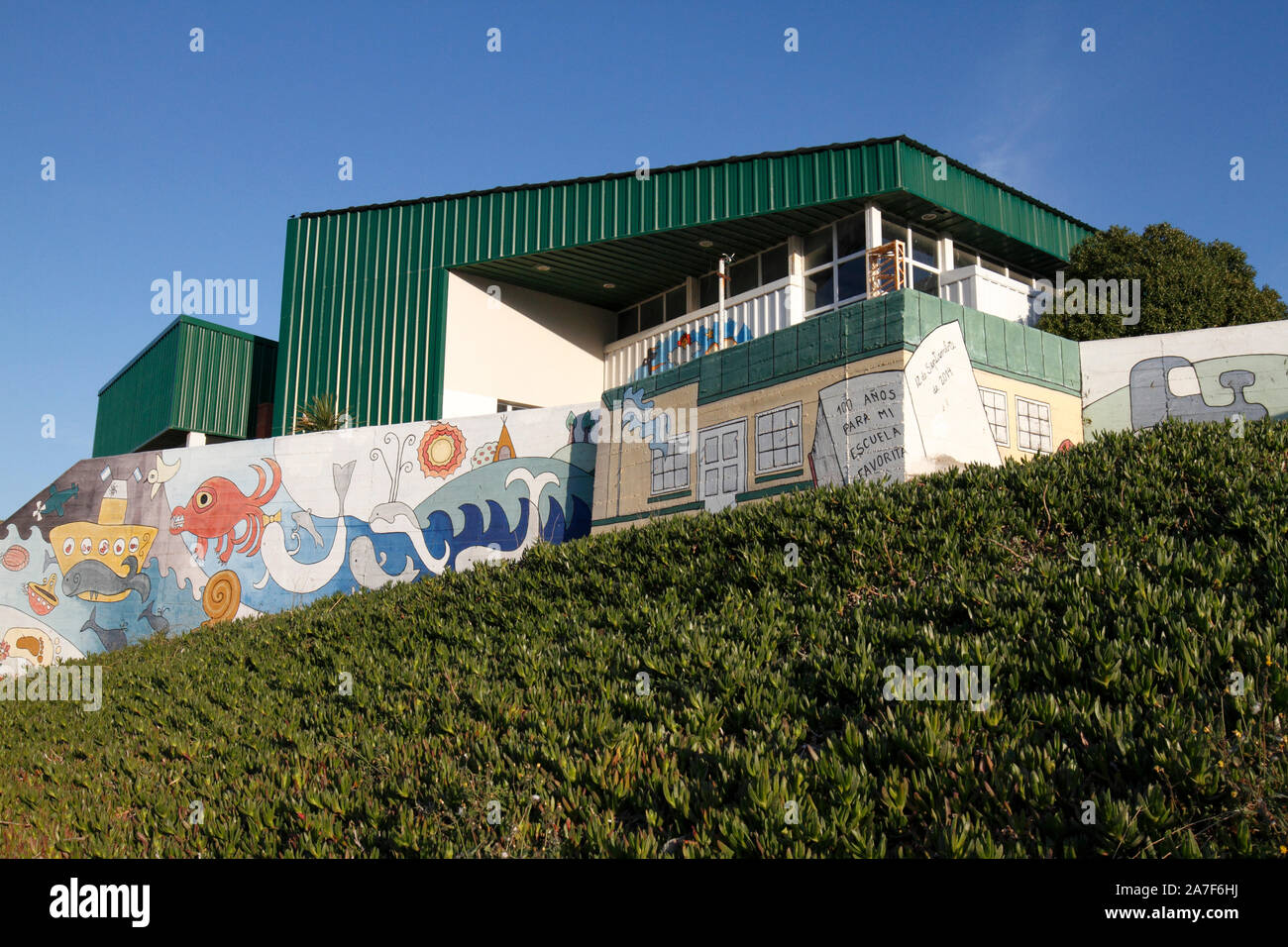 Schule mit Wänden in Punta Pirámides, Provinz Chubut, Patagonien, Argentinien. Stockfoto