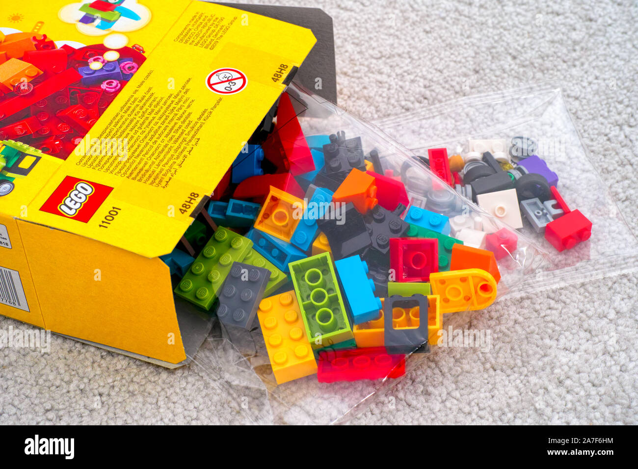 Tambow, Russland - 07 September, 2019 Lego Bausteine und Steine in den Taschen aus der LEGO Box. Close-up. Stockfoto