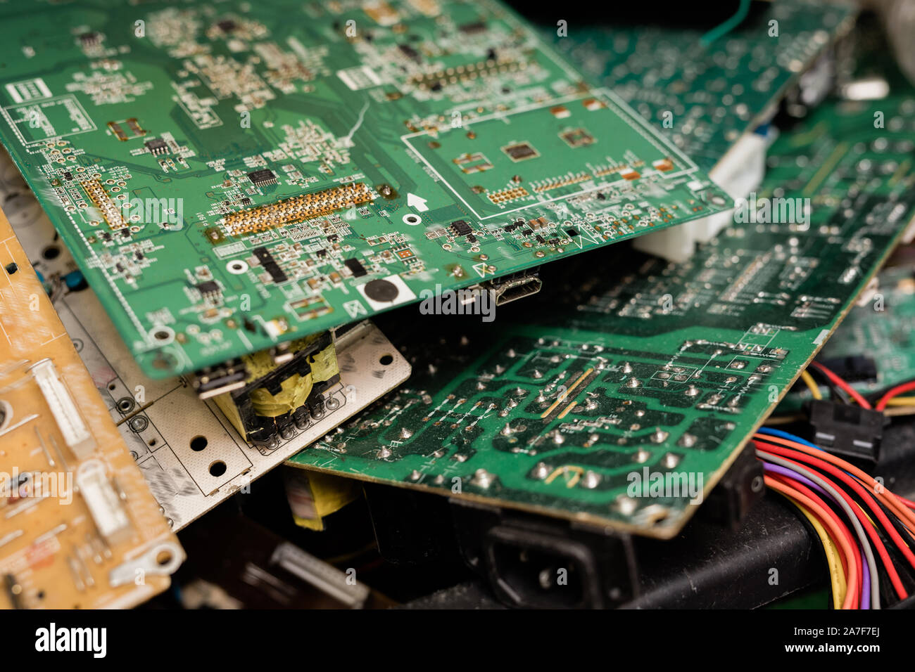Die Gruppe von Teilen der demontiert Gadgets mit Kabel fertig untersucht und repariert werden. Stockfoto