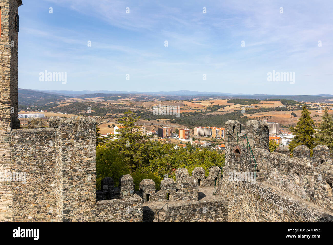 Die ursprüngliche mittelalterliche Burg auf dem höchsten Punkt in Braganca, Portugal gebaut Stockfoto