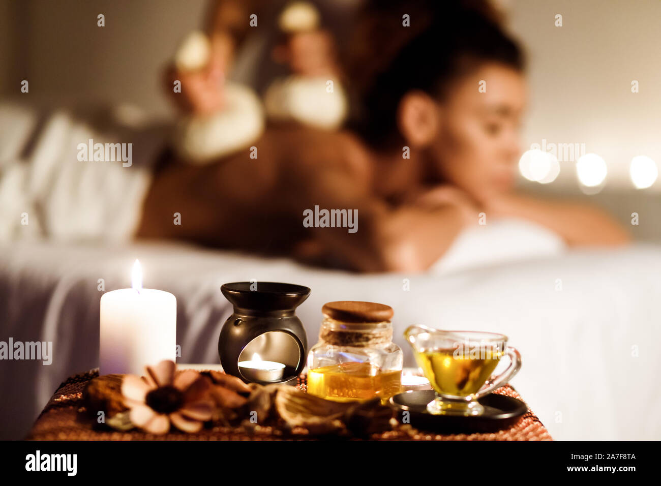 Aroma Spa. Mädchen erhalten Thai Herbal compress Massage Stockfoto