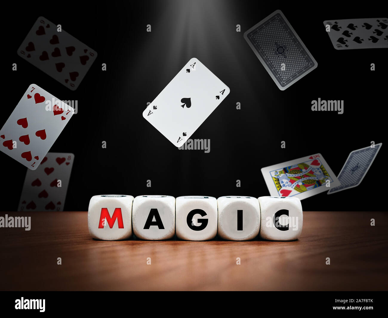 Würfel Rechtschreibung das Wort Magie mit fliegenden Karten im Hintergrund Stockfoto