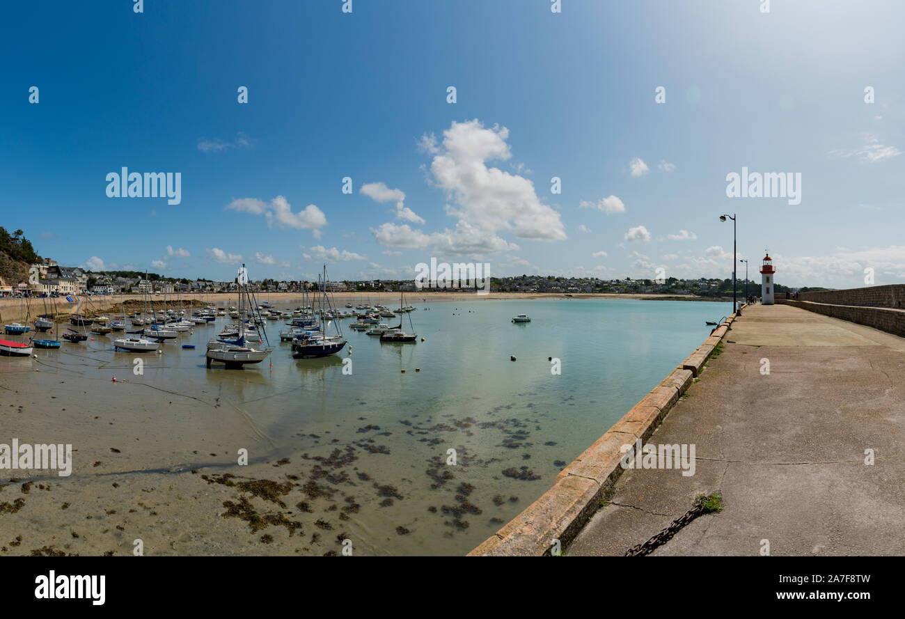 Erquiy, Cotes-d-Rüstung/Frankreich - 20 August, 2019: Der alte Hafen und Leuchtturm von Erquy in der Bretagne Stockfoto