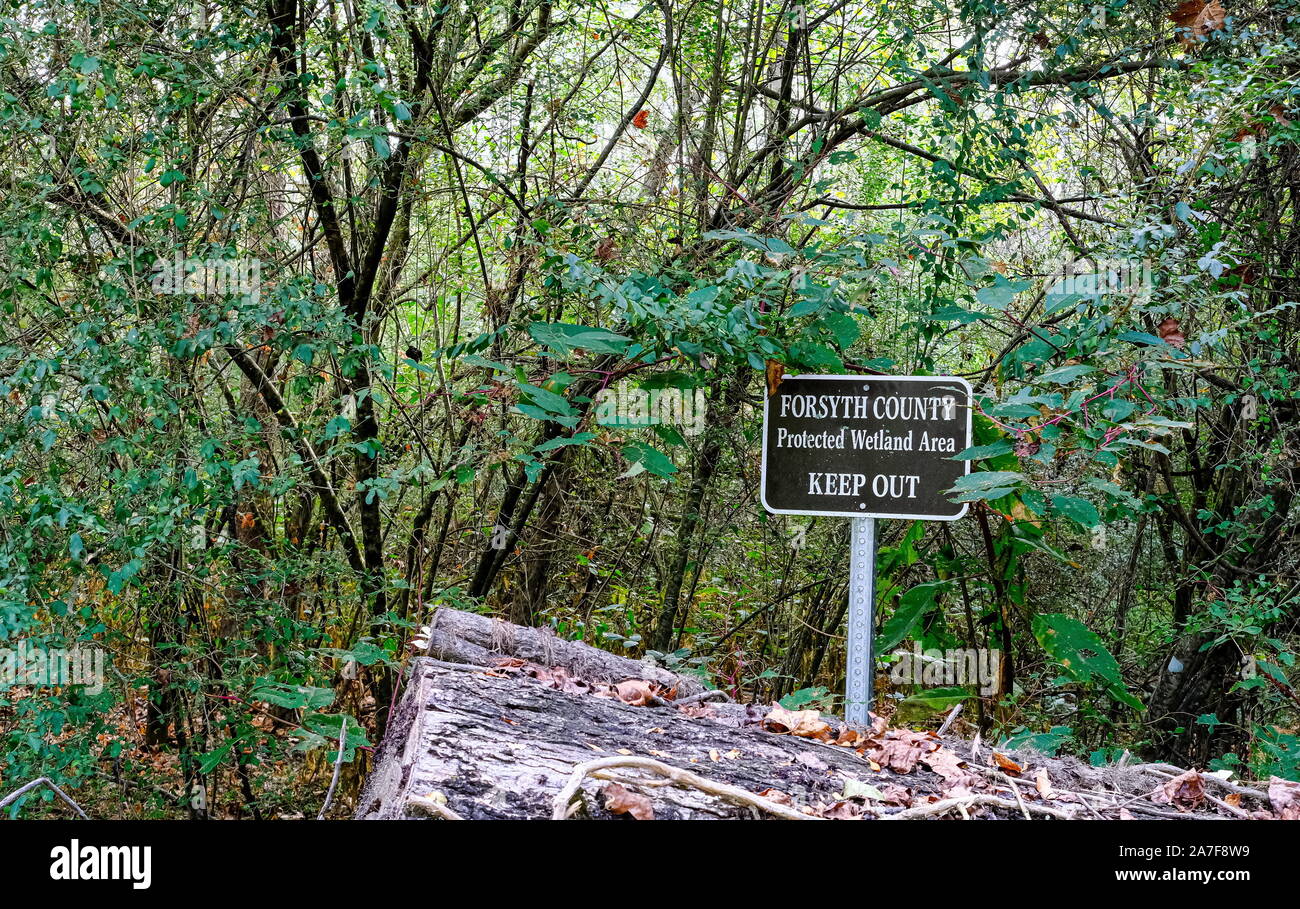 Ein geschütztes Feuchtgebiet Warnschild in einem lokalen Park Stockfoto