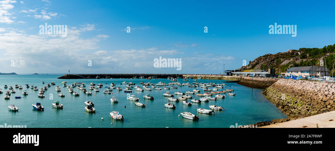 Erquiy, Cotes-d-Rüstung/Frankreich - 20. August 2019: Panorama Blick auf den alten Hafen und den Hafen von Erquy in der Bretagne Stockfoto