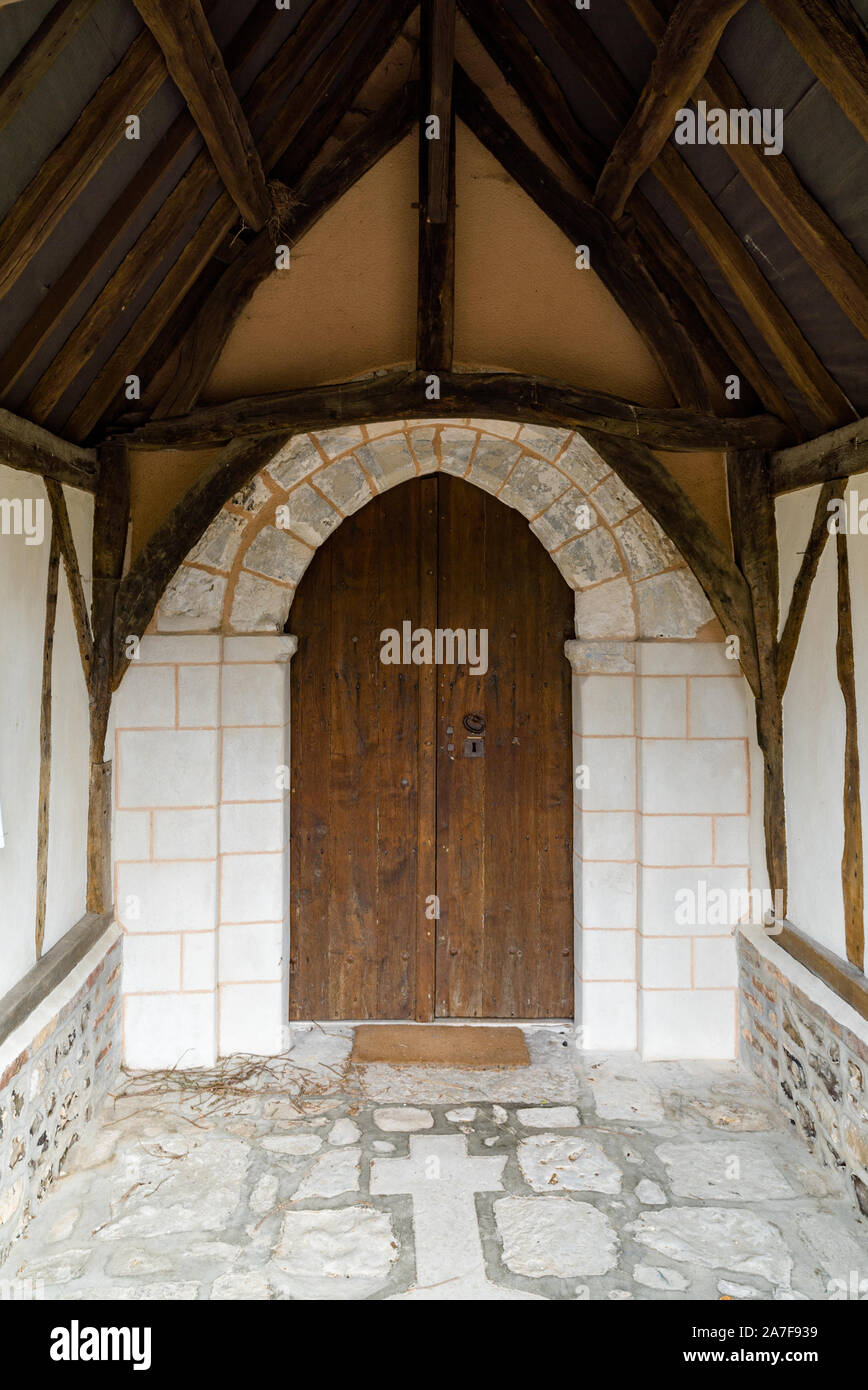 La Haye-de-Routot, Eure/Frankreich - 13 August, 2019: Blick auf die Kapelle  in riesigen alten Eibe in La Haye-de-Routot Stockfotografie - Alamy