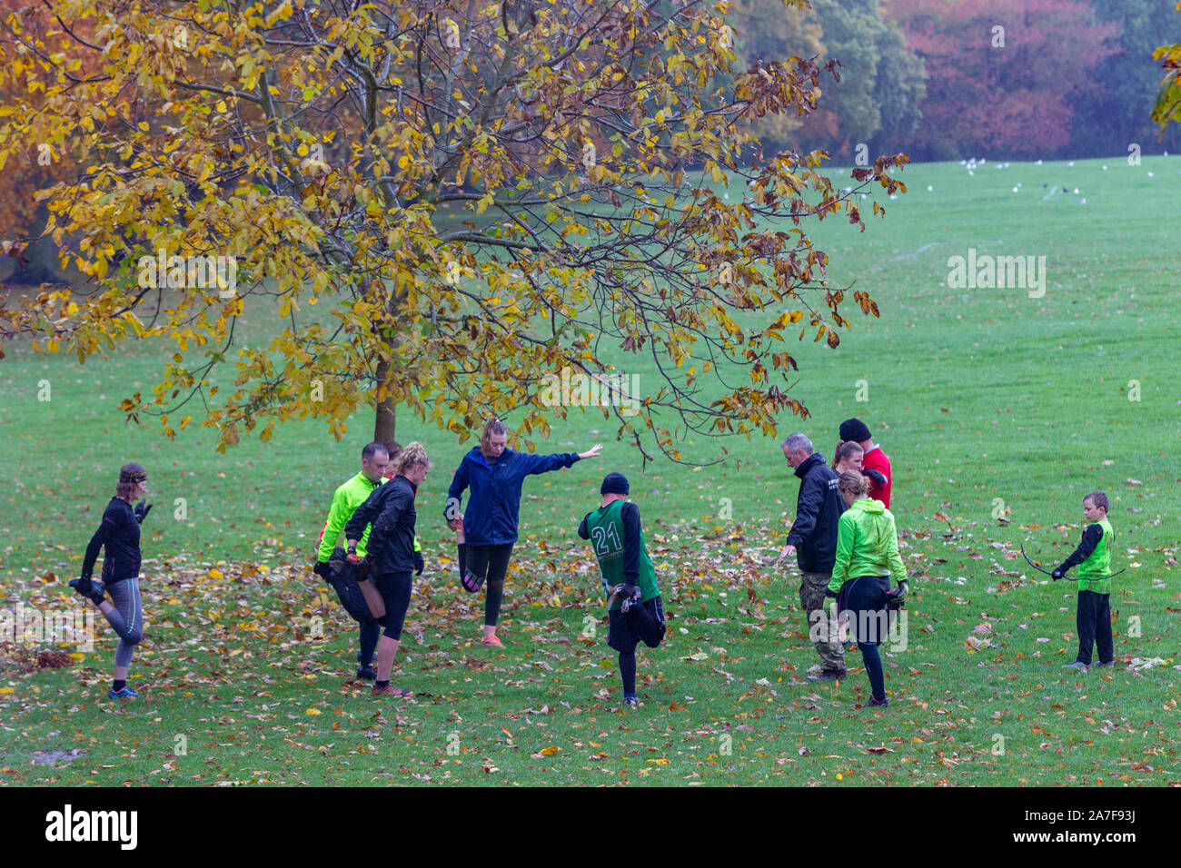 Northampton, Großbritannien. 2 November, 2019, UK Wetter, eine nasse Elend morgen für diese Menschen tun es morgen Fitness Klassen mit dem britischen Militär Fitness outdoor Group in Abington Park. Keith J Smith./Alamy leben Nachrichten Stockfoto