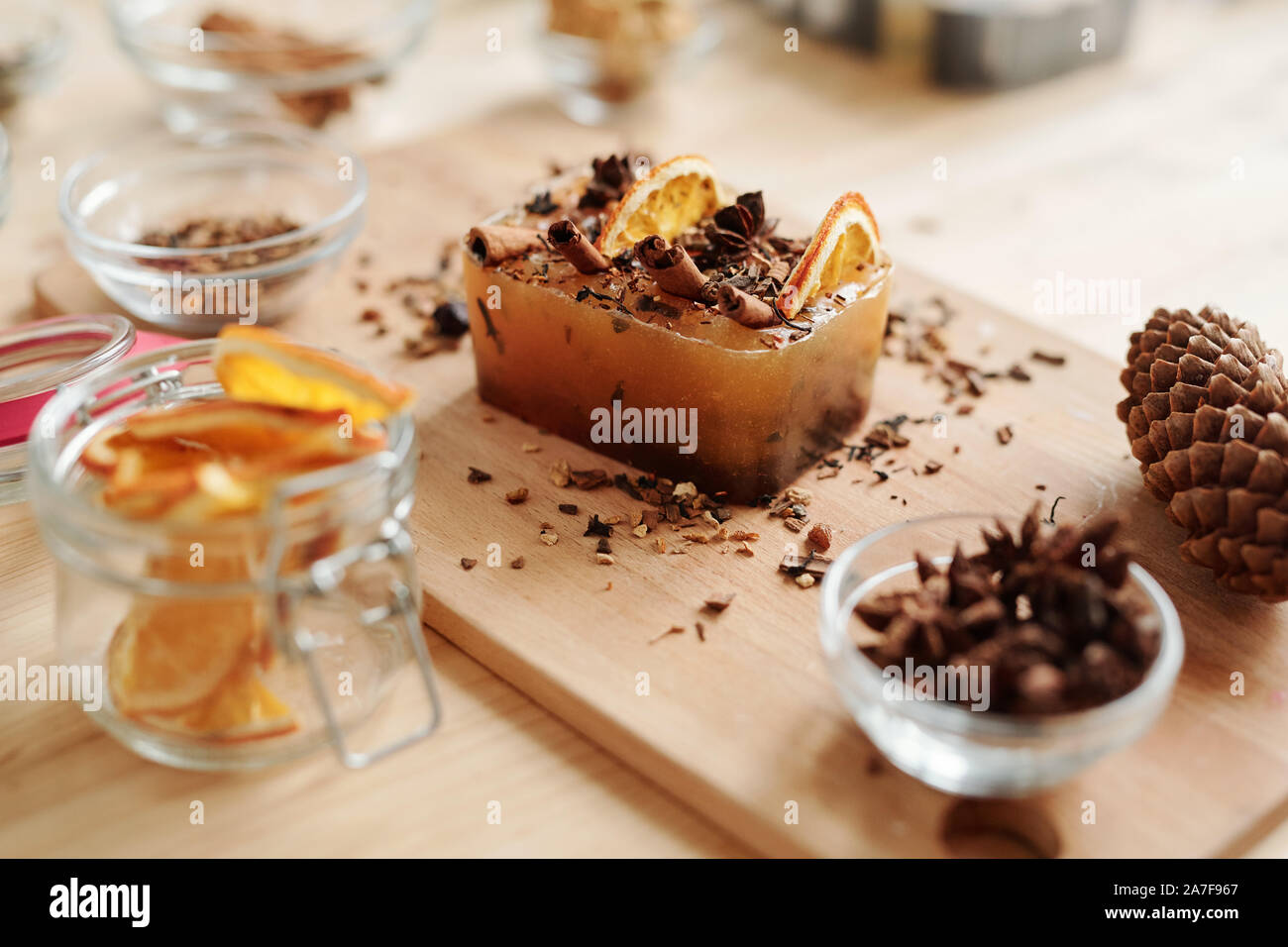 Große soap Bar mit Zimtstangen, Sternanis und Orangenscheiben an Bord Stockfoto