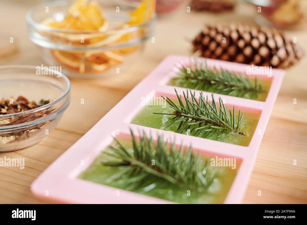 Handgemachte Seife mit grünen Nadelbaum und Glaswaren mit aromatischen Zutaten Stockfoto