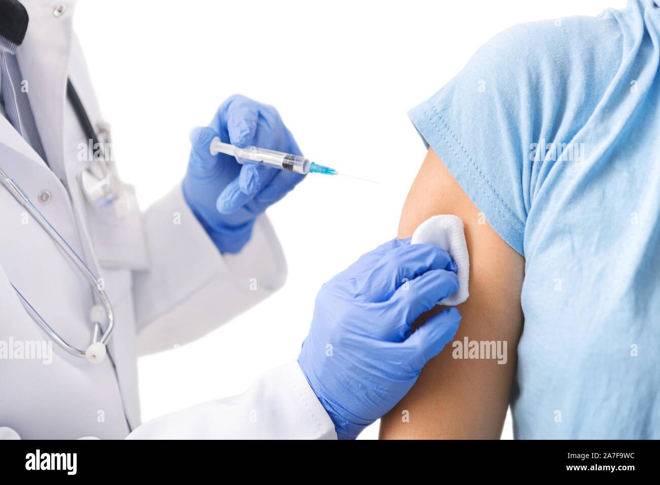 Arzt die Impfung Einspritzung, trägt blaue Handschuhe und medizinische Kleid Stockfoto