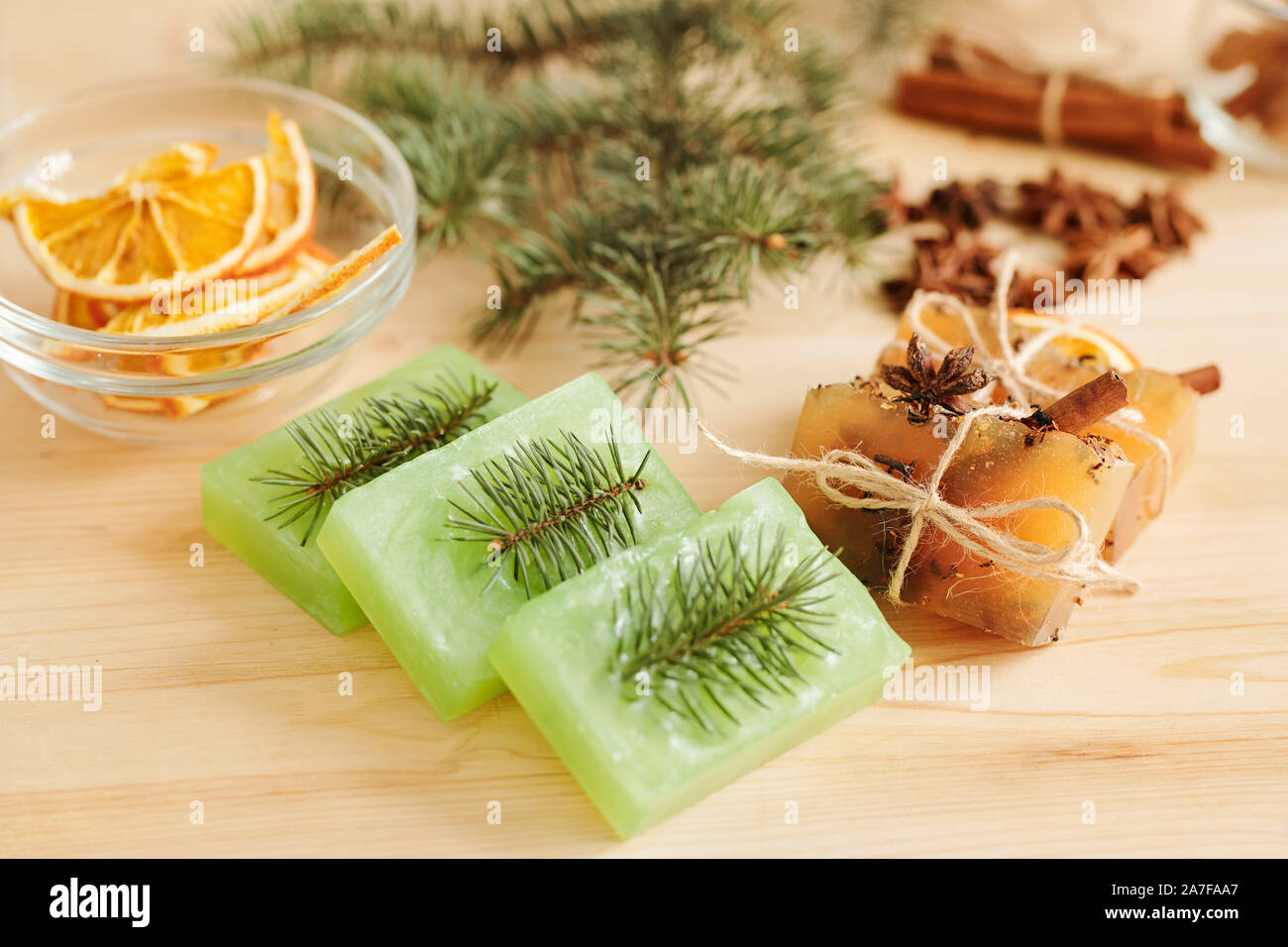 Frische handgemachte Seife bars Duft nach Nadelbaum und aromatischen Gewürzen auf Tisch Stockfoto
