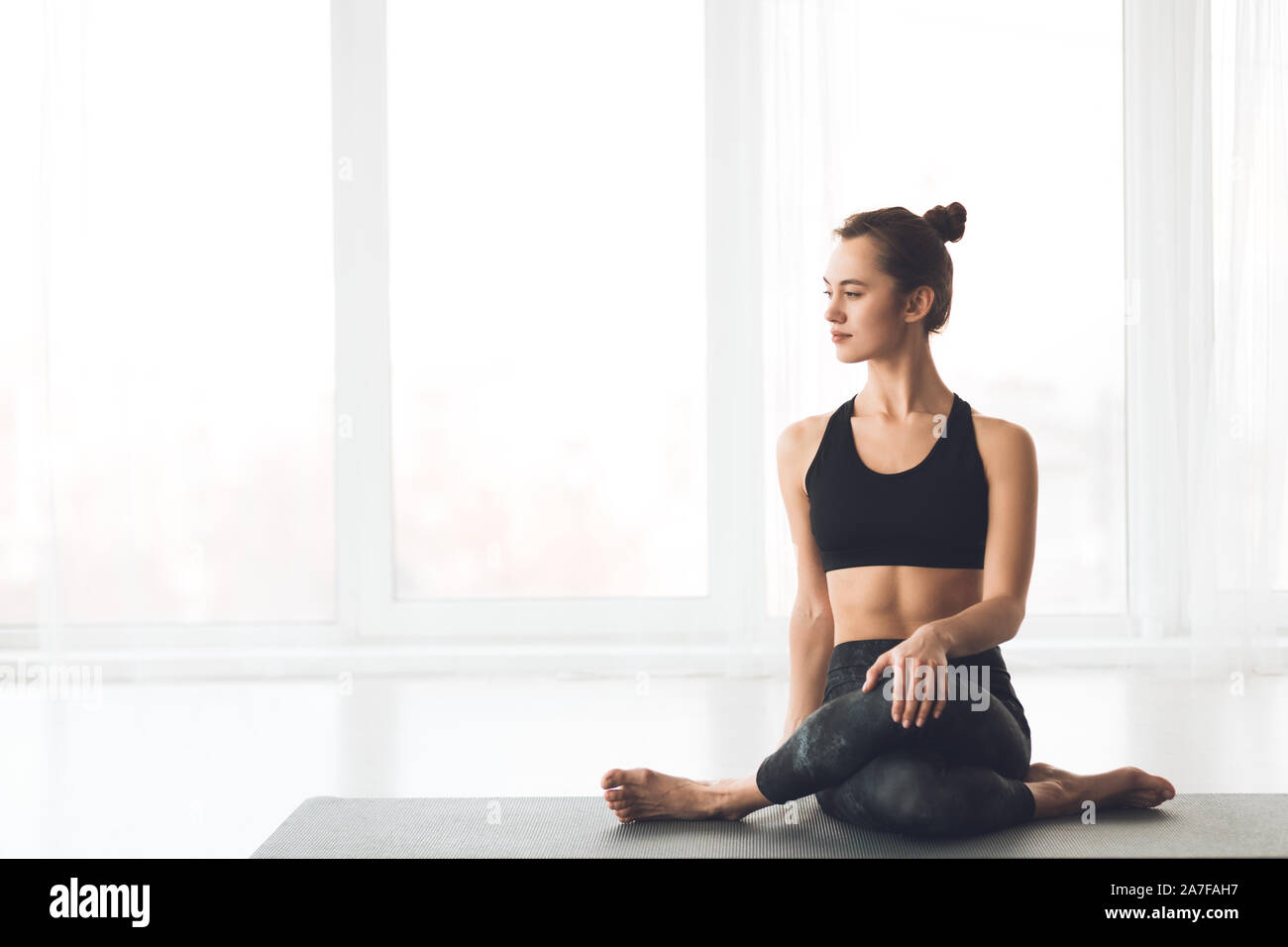 Kuh Gesicht darstellen. Schlanke Mädchen üben Yoga, freier Speicherplatz Stockfoto