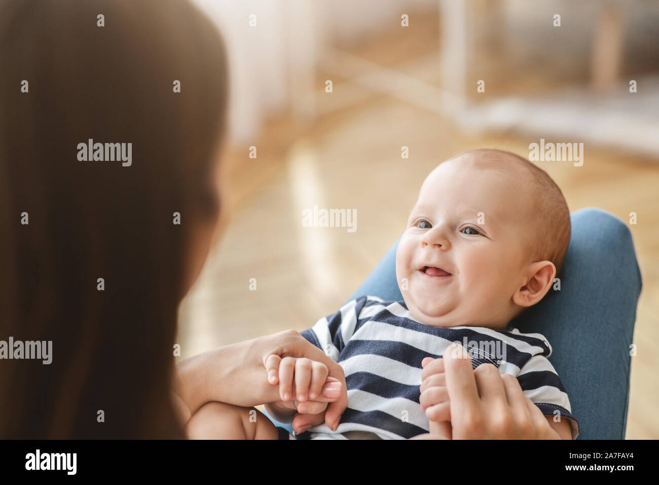 Süße baby baby liegend auf Mutters Schoß und lächelnd Stockfoto