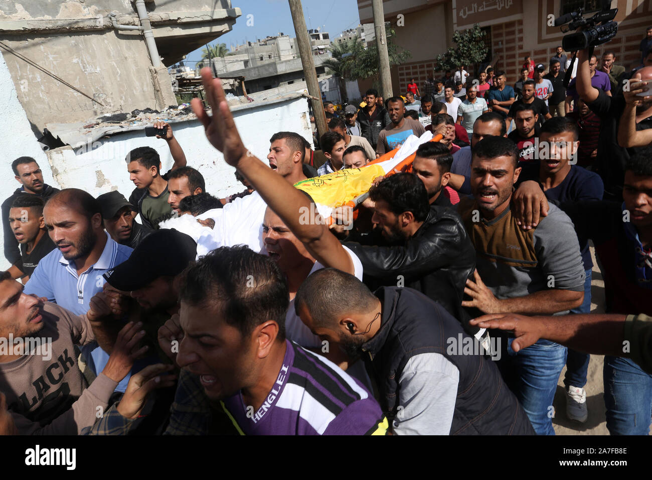 Die Angehörigen der palästinensischen Ahmed Al-Shahri, 27, trauern Während seiner Beerdigung im südlichen Gazastreifen. 02.November 2019. Foto von Abed Rahim Khatib/Alamy Stockfoto