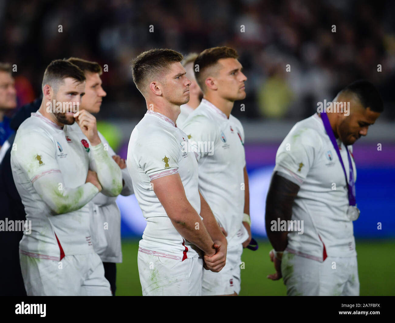 Englands Owen Farrell und die Spieler, die sich auf Südafrika der William Webb Ellis Cup nach dem 2019 Rugby World Cup Finale von Yokohama Stadion anheben. Stockfoto