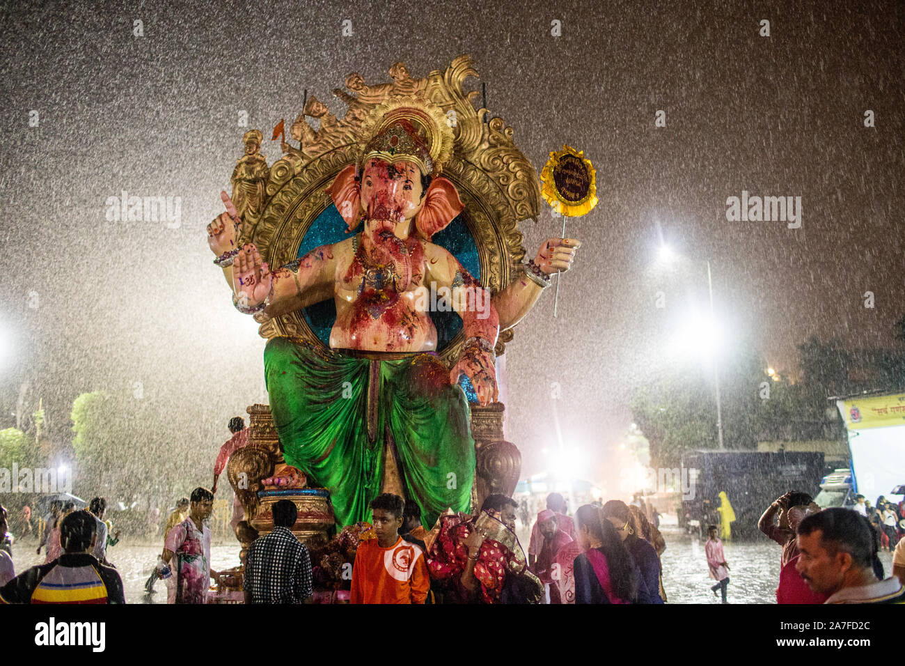 Monsun Regen fällt auf ein Ganesh Idol Während Mumbais Ganesh Chaturthi Festival. Stockfoto