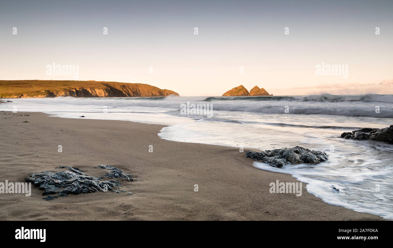 Farbfoto von Holywell Bay (Strand), Cornwall, UK. Blick über den Strand Möwe (Carters) Felsen und Penhale Punkt. Stockfoto