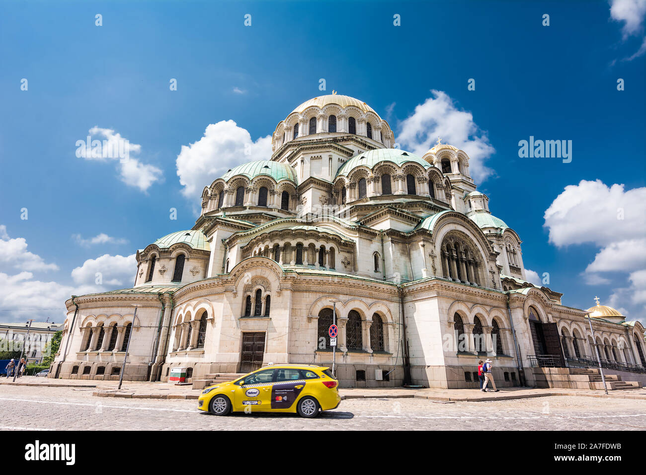 Sofia, Bulgarien - 25. Juni 2019: Saint Alexander Kathedrale in Sofia (Bulgarien) und Taxis Stockfoto