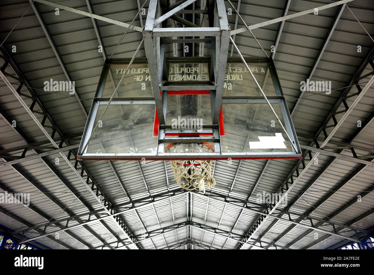 Foto eines Basketball Ring an einer überdachten Basketballplatz Stockfoto