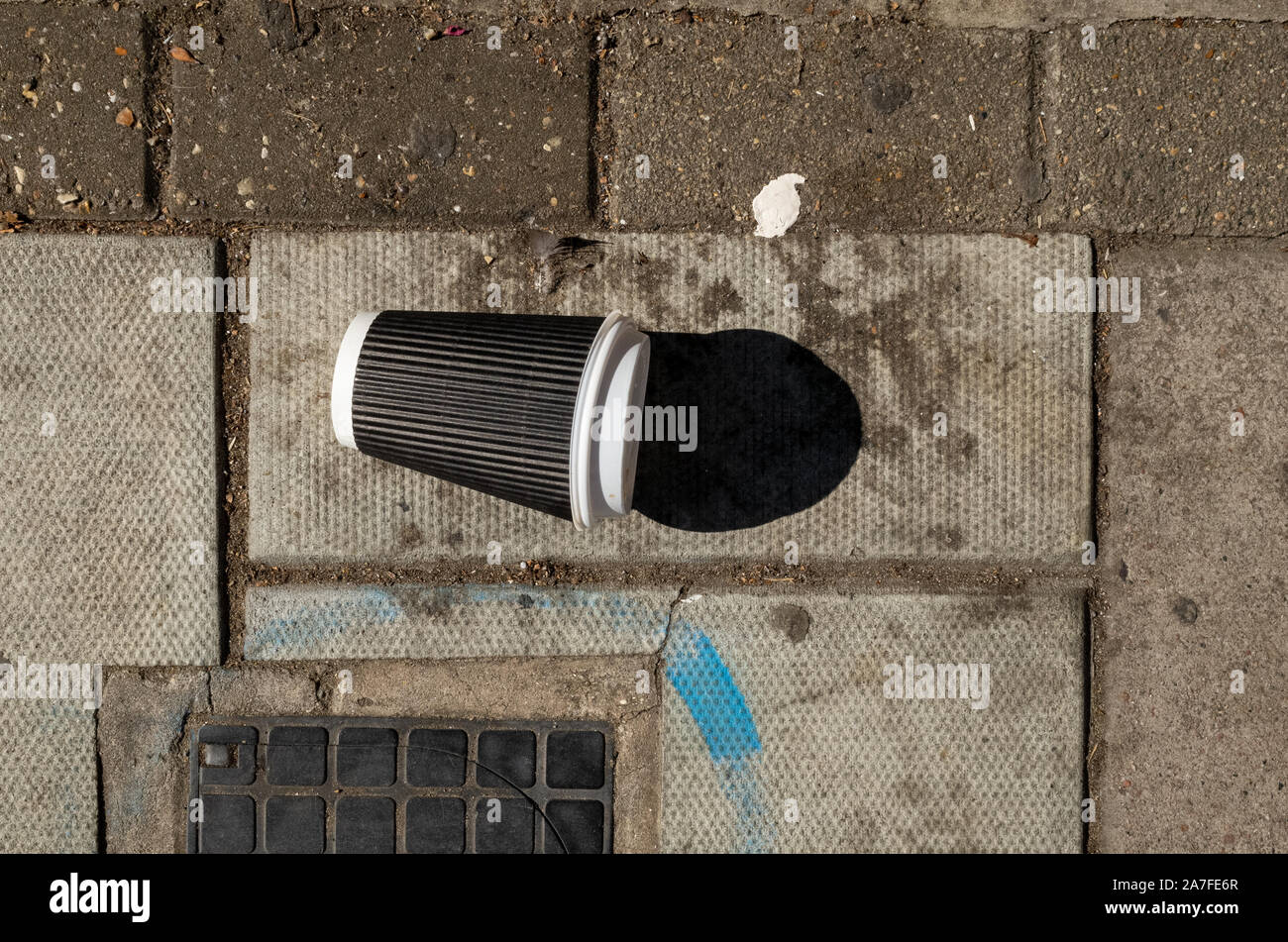 Verworfen, Kaffeetasse auf einer Straße in West London, Großbritannien Stockfoto