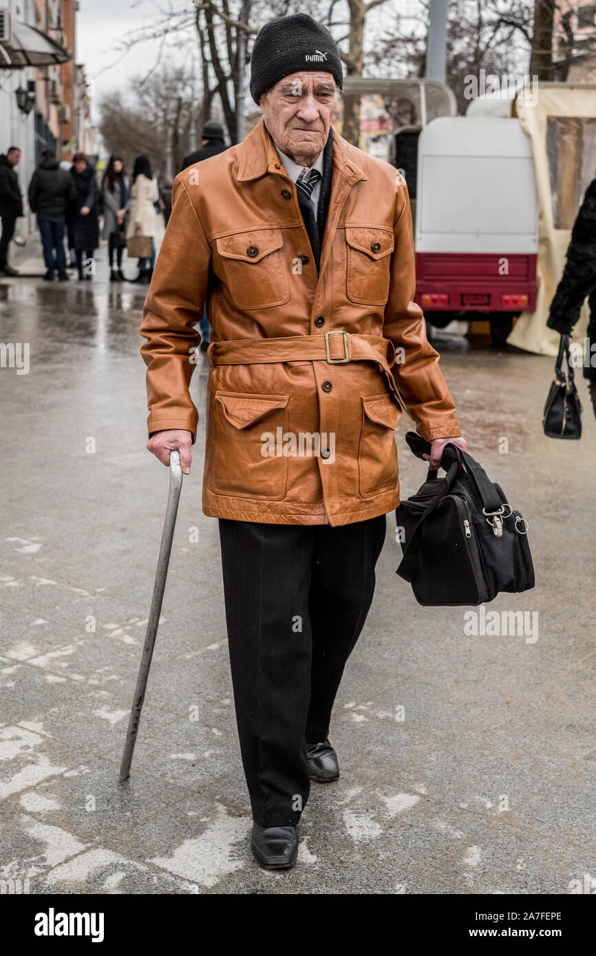Ein gut gekleideter älterer Mann offen auf der Straße im Topf Stadt Odessa, Ukraine erfasst Stockfoto