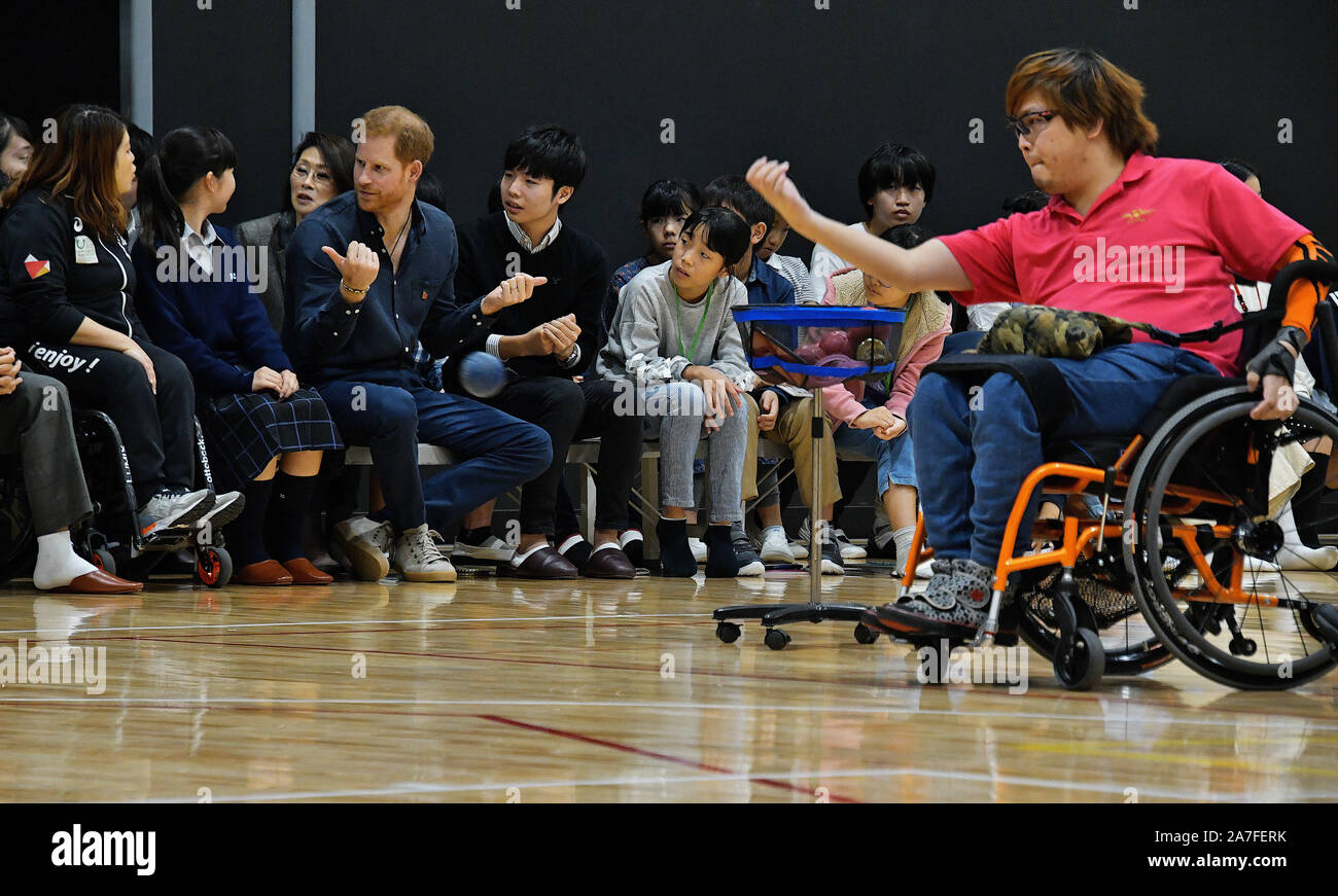 Tokio, Japan. 02 Nov, 2019. Prinz Harry, SEINE KÖNIGLICHE HOHEIT, Herzog von Sussex Gespräche mit Besuchern der Kursteilnehmer während des Boccia Training im Para-Arena in Tokio, Japan am Samstag, 2. November 2019. Auf einer Reise in die Krieger Spiele in den USA im Jahr 2013, Seiner Königlichen Hoheit, dem Herzog von Sussex sah aus erster Hand, wie die Kraft des Sports physisch, psychisch und sozial die Leiden von Verletzungen und Krankheiten. Er wurde von seinem Besuch inspirieren und schuf das "Invictus Games Foundation' verwenden, macht der Sport Erholung zu inspirieren, Rehabilitation auf 2014. Quelle: UPI/Alamy leben Nachrichten Stockfoto