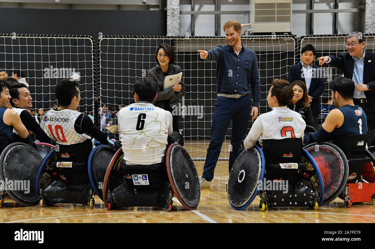 Tokio, Japan. 02 Nov, 2019. Prinz Harry, SEINE KÖNIGLICHE HOHEIT, Herzog von Sussex spricht mit para Athleten während den Rollstuhl Rugby Training im Para-Arena in Tokio, Japan am Samstag, 2. November 2019. Auf einer Reise in die Krieger Spiele in den USA im Jahr 2013, Seiner Königlichen Hoheit, dem Herzog von Sussex sah aus erster Hand, wie die Kraft des Sports physisch, psychisch und sozial die Leiden von Verletzungen und Krankheiten. Er wurde von seinem Besuch inspirieren und schuf das "Invictus Games Foundation' verwenden, macht der Sport Erholung zu inspirieren, Rehabilitation auf 2014. Quelle: UPI/Alamy leben Nachrichten Stockfoto