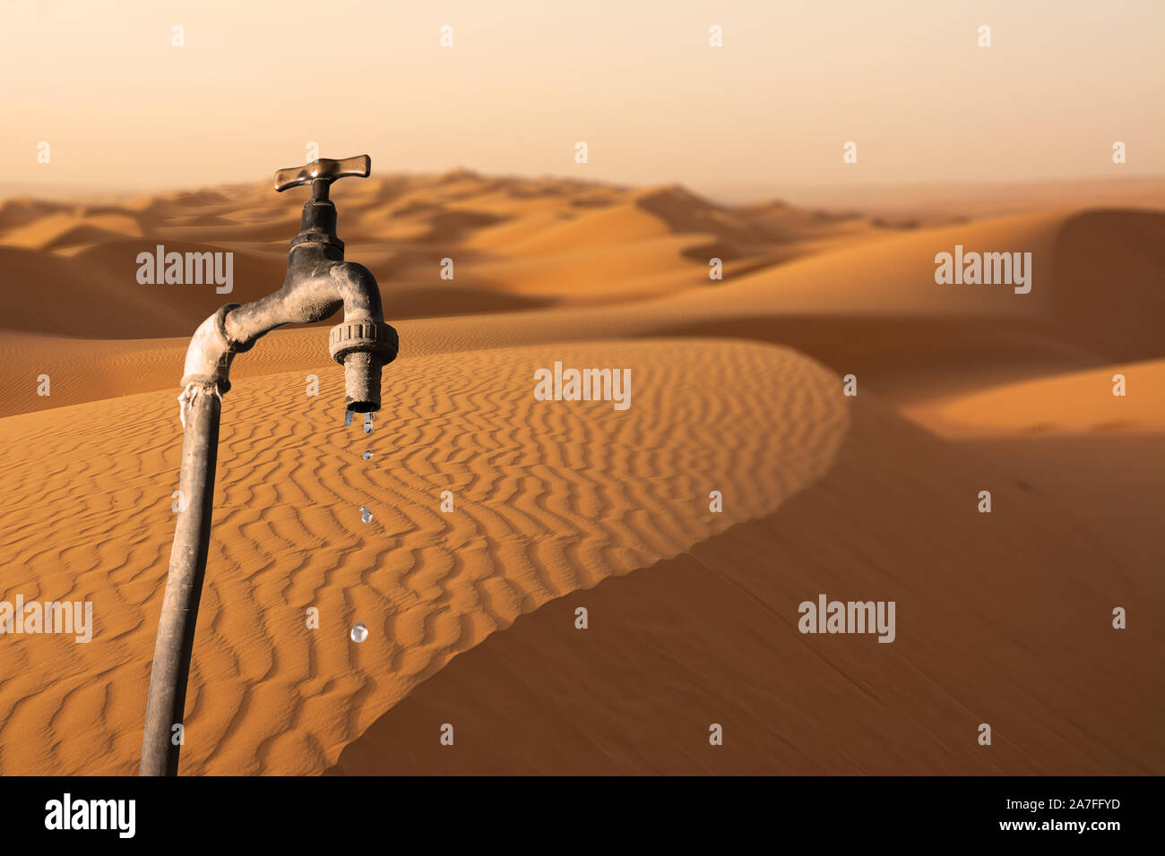 Tropfenden Hahn und Umwelt Wüste im Hintergrund, Konzept der globalen Erwärmung Planet und Wasserknappheit Stockfoto