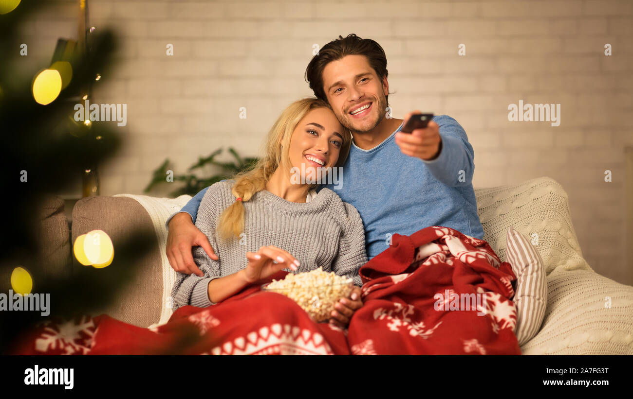 Gemütliche Winterabend. Paar Fernsehen Stockfoto