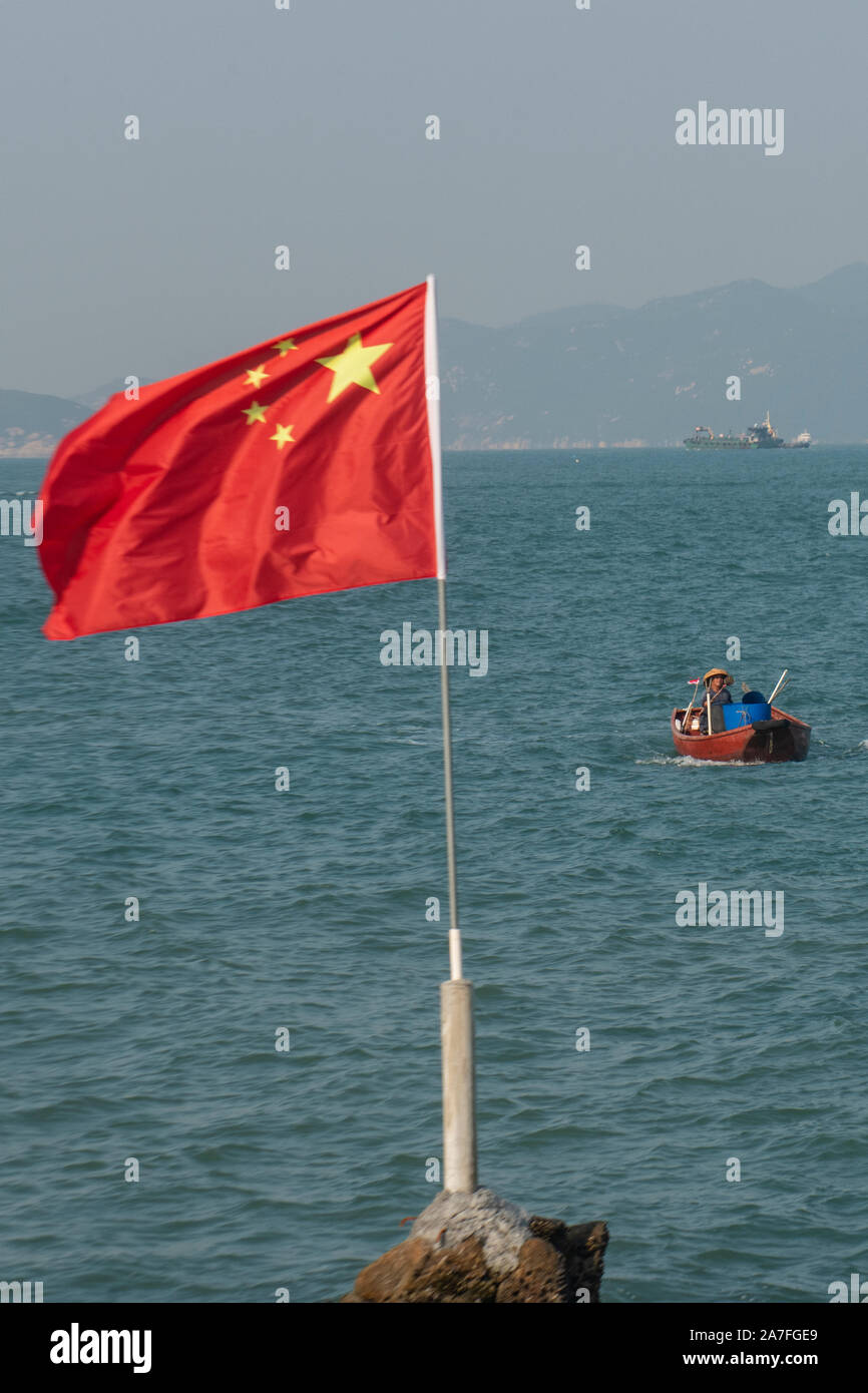 Die chinesische Flagge von einem Felsen am Meer von Lamma Island, Hongkong, die die Botschaft, dass Hong Kong ist chinesisches Territorium Stockfoto