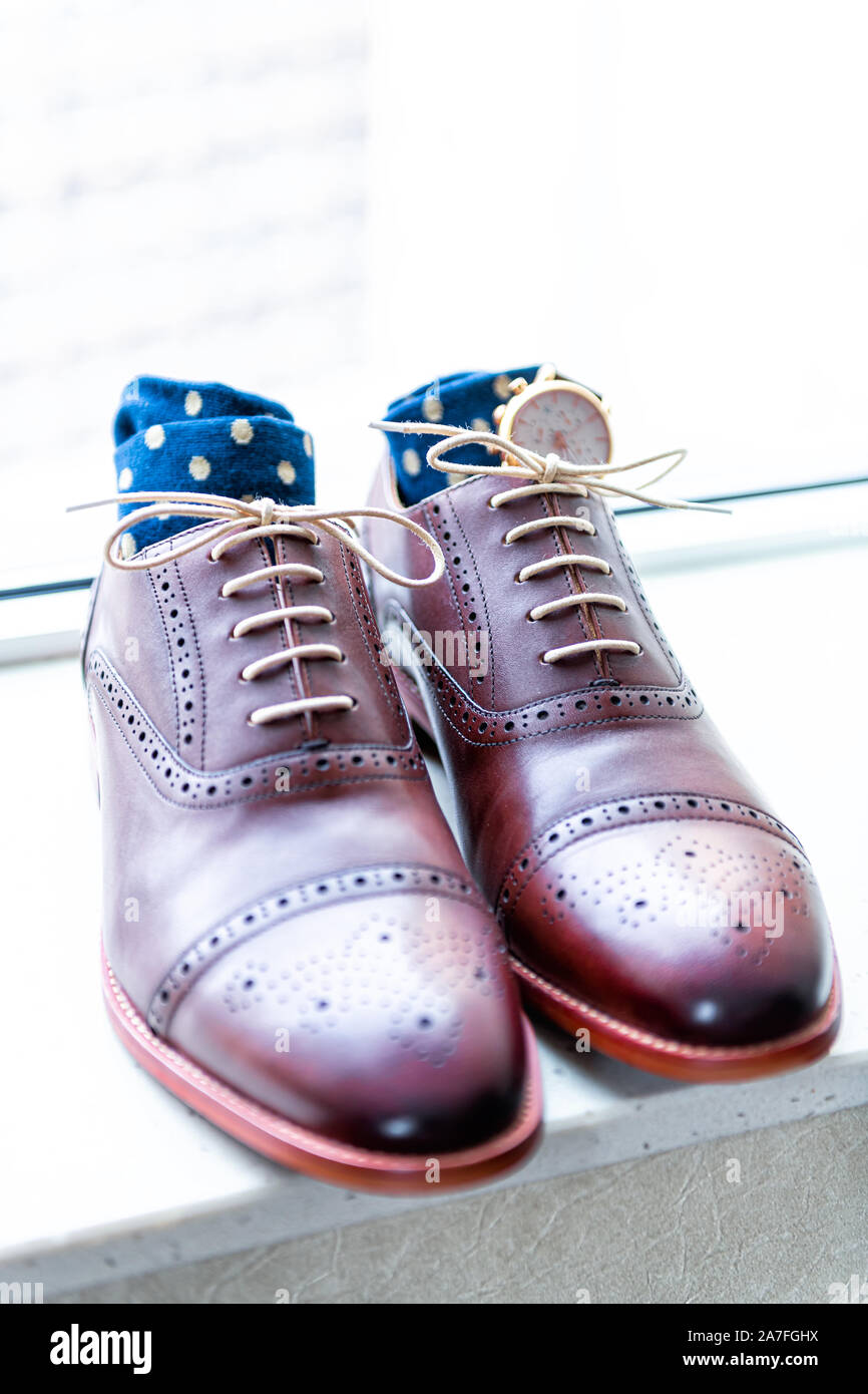Leder Herren braun Schuhe Paar closeup Stillleben mit blauen Tupfen Socken, Beobachten und Schnürsenkel Schnürsenkel für die Hochzeit oder die Vorbereitung auf das Bewerbungsgespräch gebunden Stockfoto