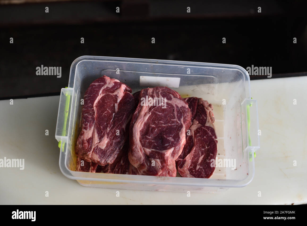 Chuck Rolle in einer Kunststoff food Container bereit zum Grillen. An der Natur. Fleisch essen. Steak. Bild von Rindfleisch chuck Roll. raw Chuck rollen. Koch p Stockfoto