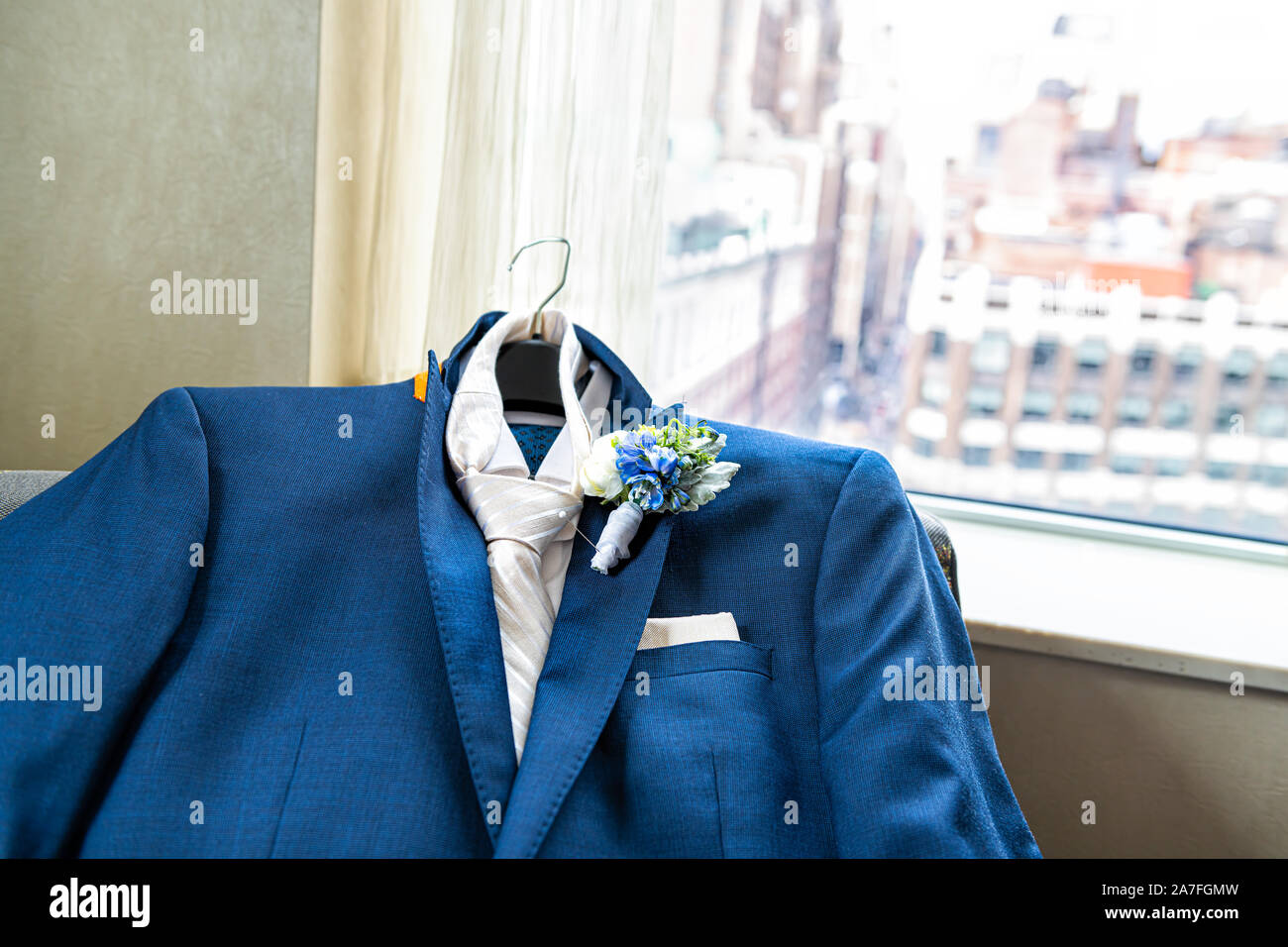 Herren Anzug für den Bräutigam closeup mit Blume, Anstecker, pin Hochzeit  Vorbereitung und pocket Taschentuch durch Fenster mit Blick auf den  Städtischen New York City NYC Stockfotografie - Alamy