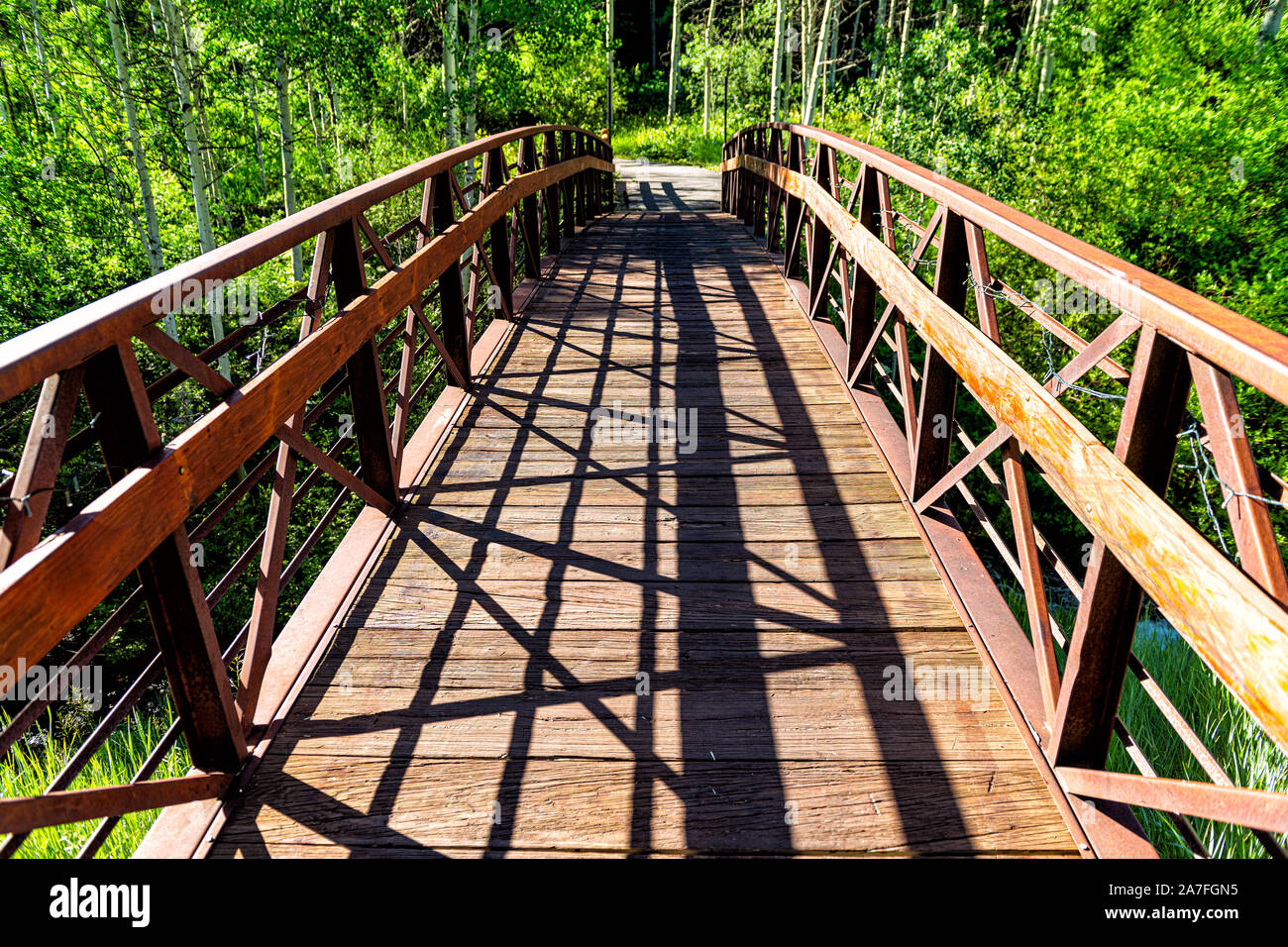 Snowmass Village Stadt in Aspen an Brush Creek Trail in Colorado Downtown mit leeren Holzbrücke closeup und niemand im Sommer Aussicht Stockfoto