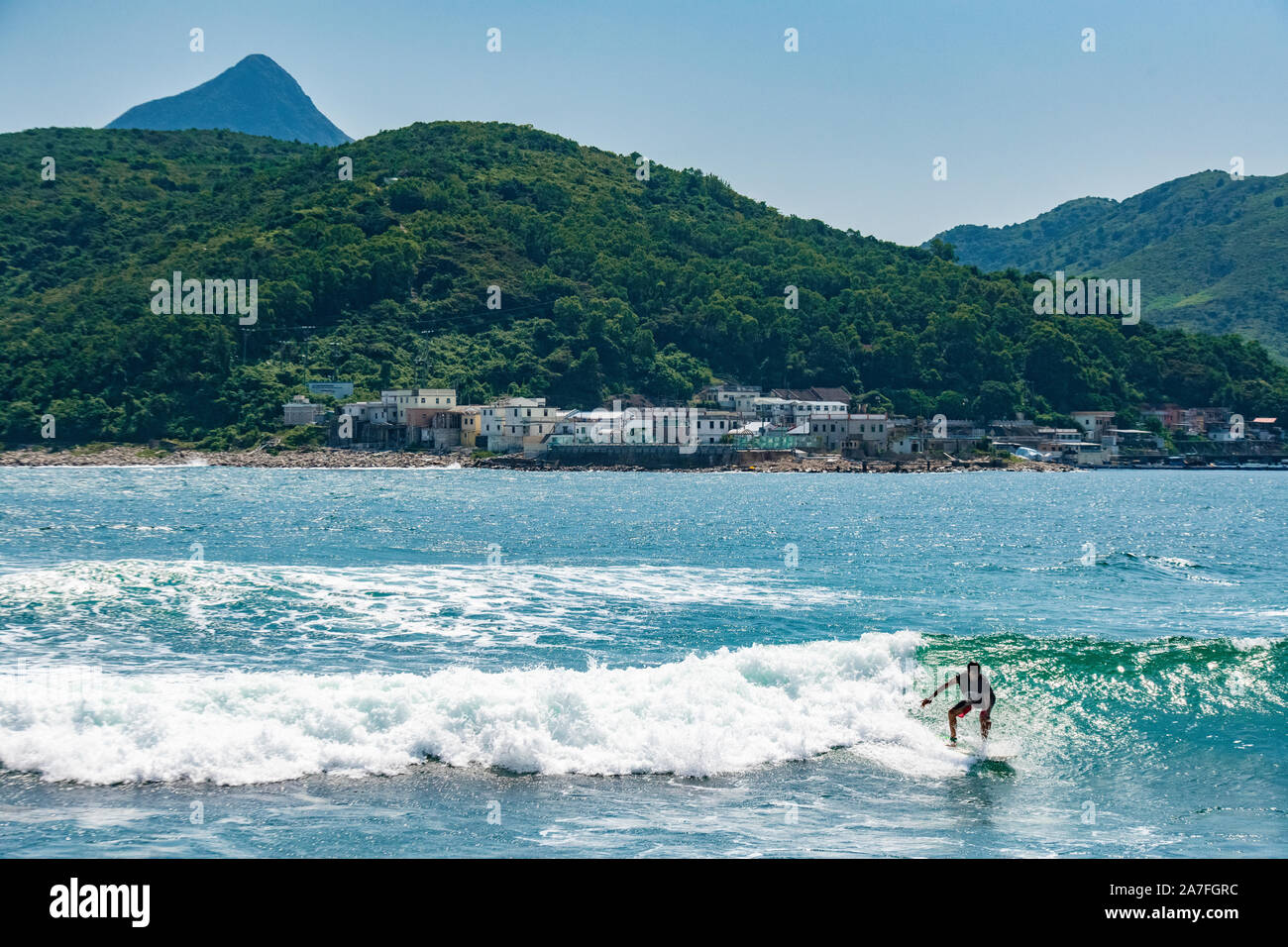 Surfen im Meer umgibt, dass Tap Mun Insel (auch als Gras Insel bekannt), einer von vielen Hong Kong Islands Stockfoto