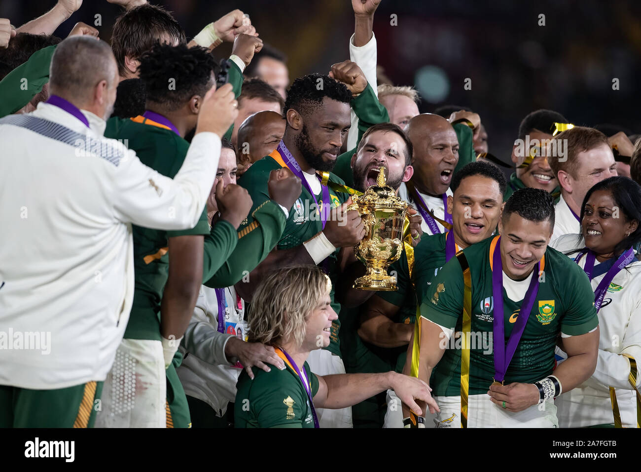 Yokohama, Japan. 2. Nov 2019. Siya Kolisi (Kapitän) von Südafrika feiert mit seinem Team und wirft die Schale nach dem Rugby World Cup Finale zwischen England und Südafrika International Stadium Yokohama, Japan, am 2. November 2019. FLORENCIA TAN JUN/ESPA Credit: Europäische Sport Fotografische Agentur/Alamy leben Nachrichten Stockfoto