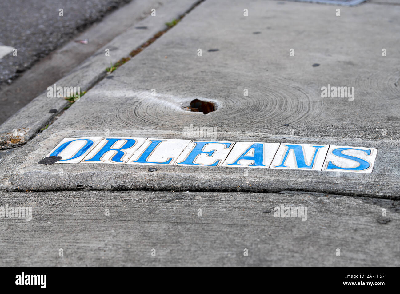 Historische Altstadt Orleans street sign Low Angle View auf Gehweg Pflaster in New Orleans, Louisiana berühmten Stadt Stadt Stockfoto