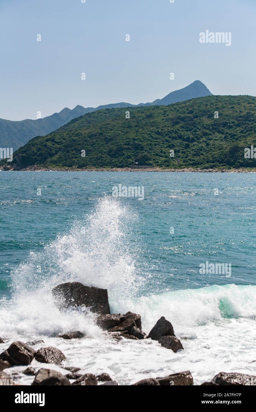 Surfen im Meer umgibt, dass Tap Mun Insel (auch als Gras Insel bekannt), einer von vielen Hong Kong Islands Stockfoto
