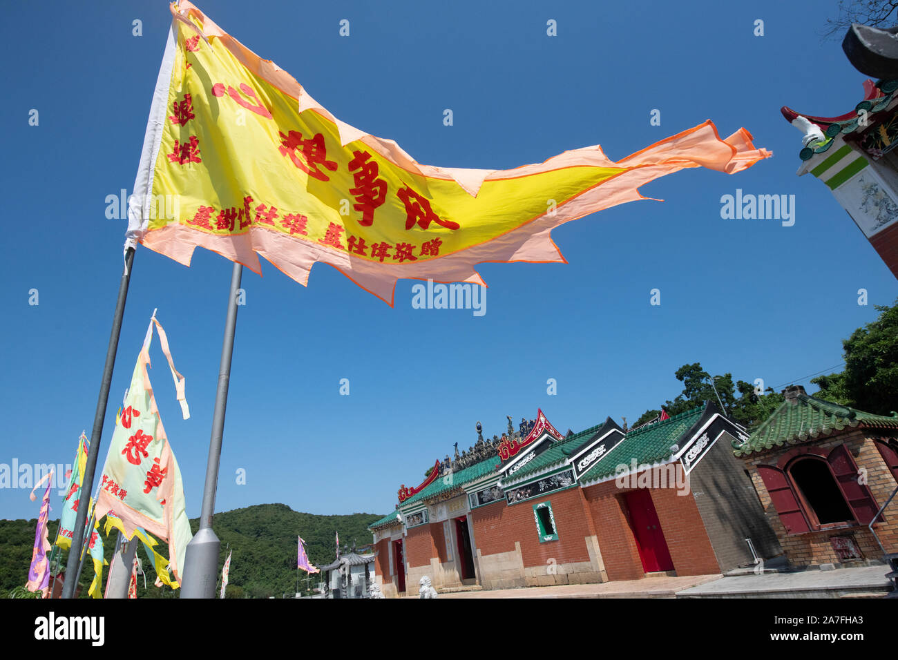 Fahnen wehen außerhalb Tap Mun Island, Hongkong - Tin Hau Tempel Stockfoto