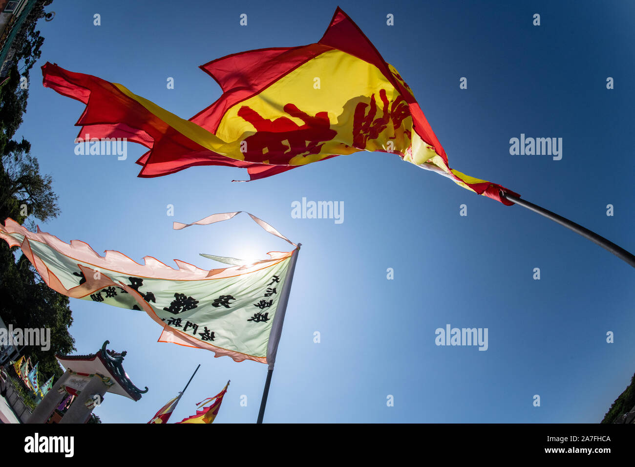 Fahnen wehen außerhalb Tap Mun Island, Hongkong - Tin Hau Tempel Stockfoto