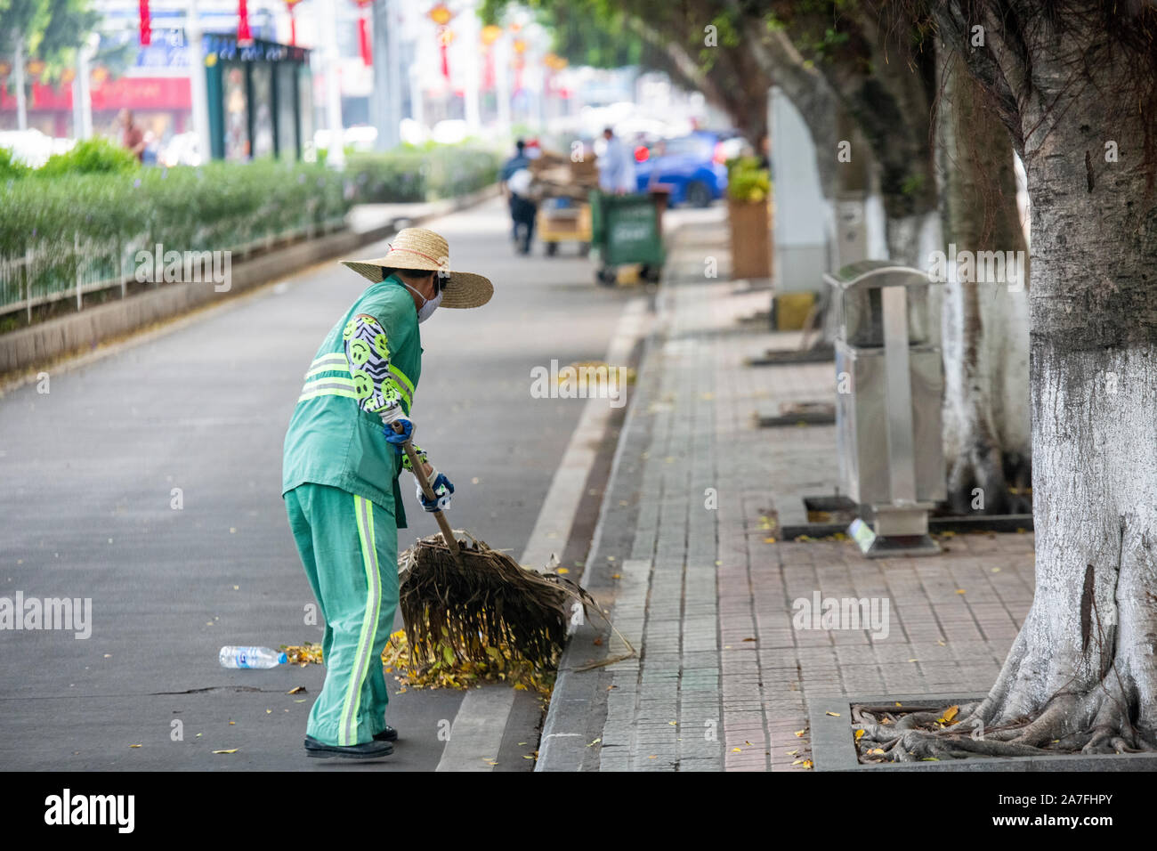 Eine weibliche Straßenkehrer in der chinesischen Stadt Zhaoqing Stockfoto