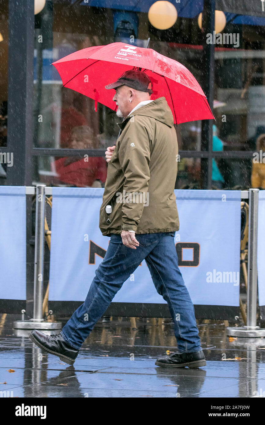 Southport, Merseyside, 2. November 2019. Menschen Kopf heraus in der Innenstadt gegen die schwere Regenschauer als schlechtes Wetter der Weg nach Norden kriecht. Credit: cernan Elias/Alamy leben Nachrichten Stockfoto