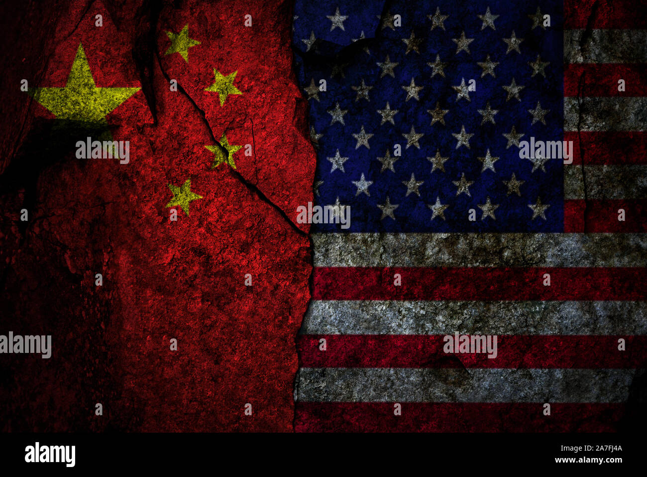 Das zusammengesetzte Bild der US-Flagge und China Flagge auf dem gebrochenen felsige Wand als handelskonflikt Konzept Stockfoto