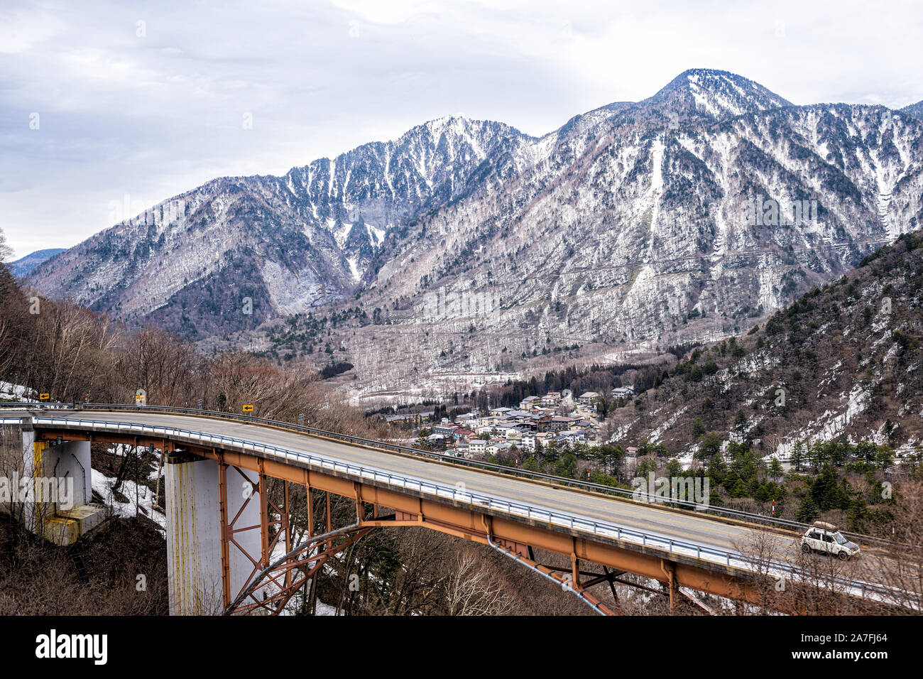 Takayama, Japan Antenne hohen Winkel Aussicht auf Brücke und Auto auf der Straße im frühen Frühling in der Präfektur Gifu Okuhida Dörfern in der Nähe von Shinhotaka Seilbahn Stockfoto