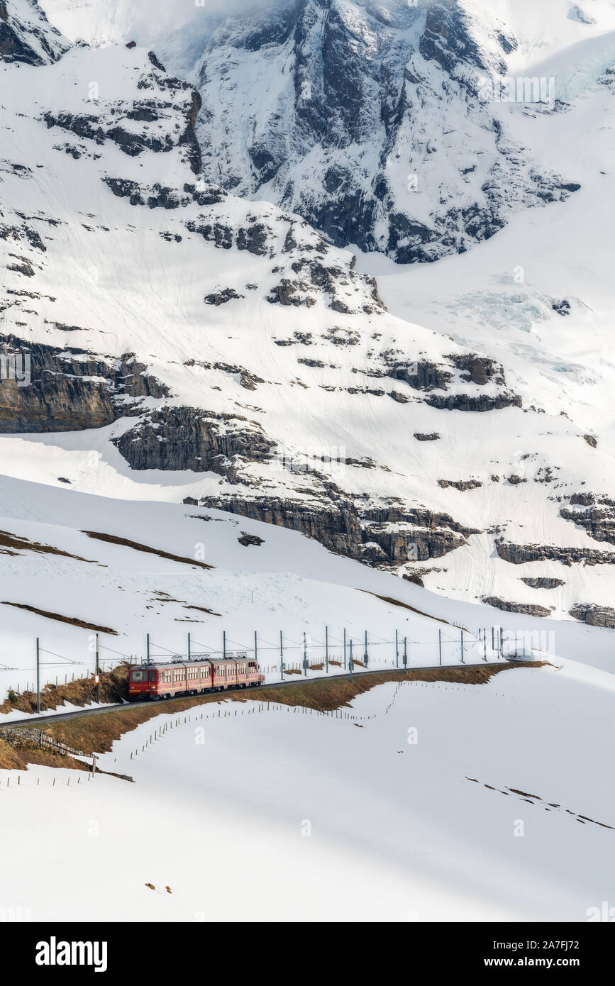 Zug zur Jungfrau und Seite weg voll Schnee im Winter Stockfoto