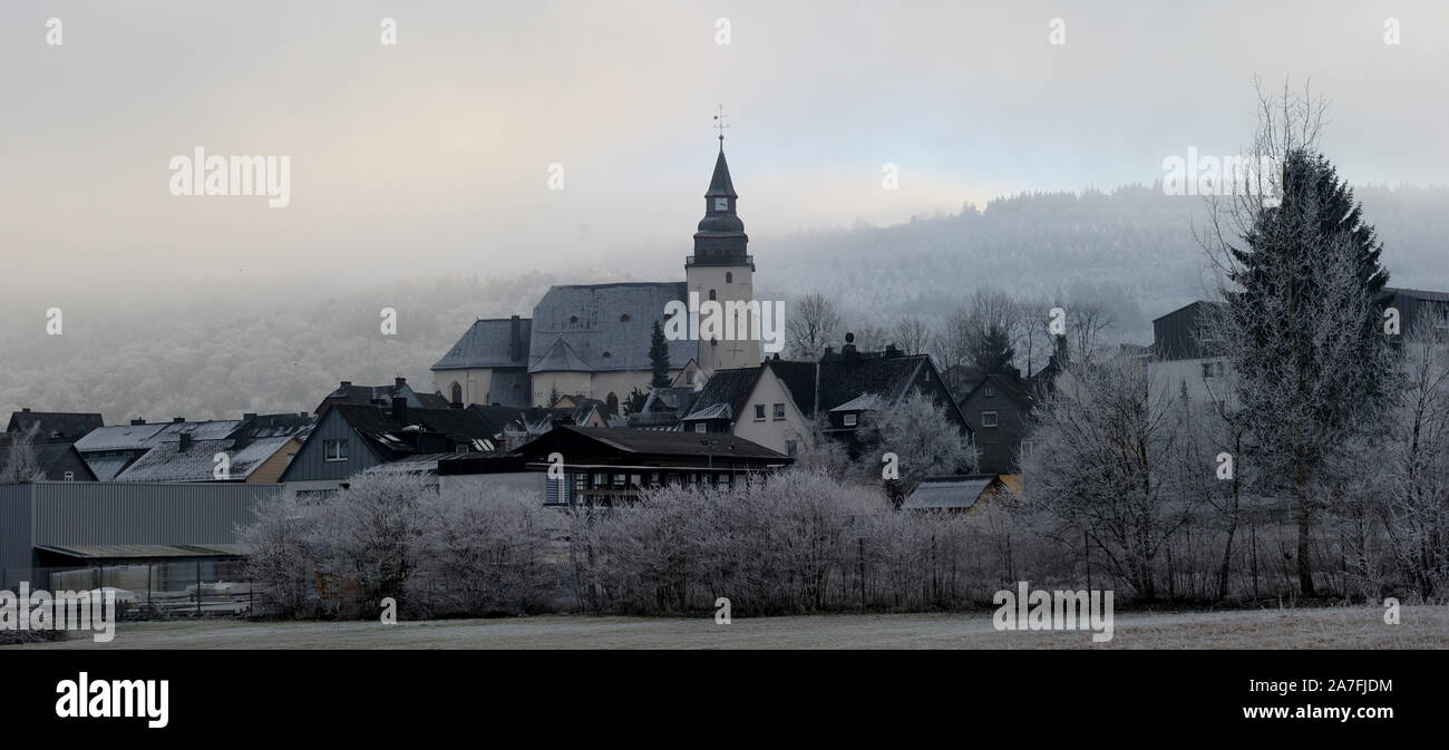 Evangelisch-lutherische Kirche an einem kalten Tag (Deutschland). Stockfoto